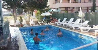 羅曼蒂克家庭酒店 - 陽光海灘 - 陽光海灘 - 游泳池