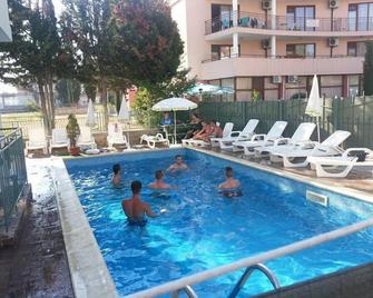 羅曼蒂克家庭酒店 - 陽光海灘 - 陽光海岸 - 游泳池