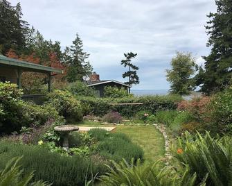 Diamond Retreat: Haven of Peace and Quiet - great location on the peninsula! - Sequim - Outdoors view
