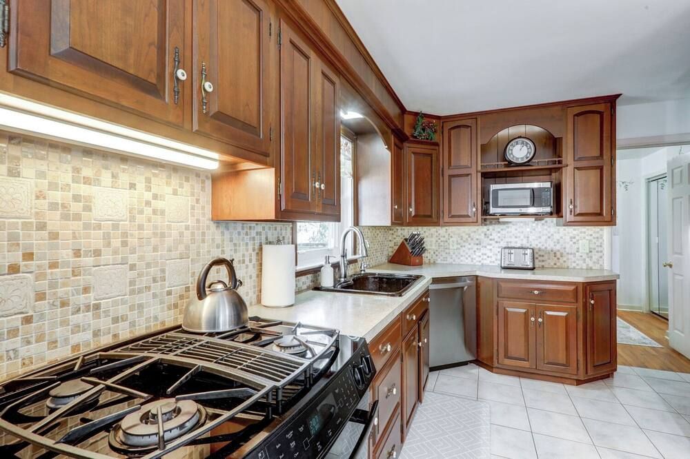 Family friendly property with large backyard. 15min to many Lancaster attraction