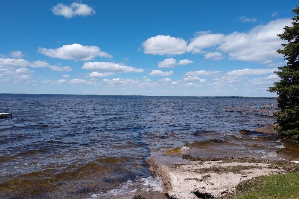 Centrally located, four season retreat w/firepit and lakeview. - Prudenville - Playa