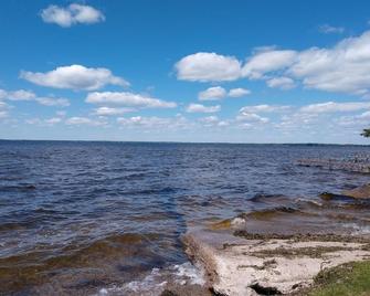 Centrally located, four season retreat w/firepit and lakeview. - Prudenville - Beach