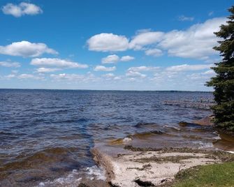 Centrally located, four season retreat w/firepit and lakeview. - Prudenville - Playa