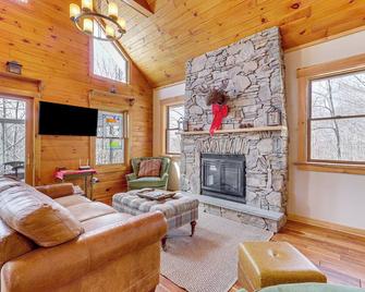 Jeffersonville Home with Deck Near Hiking and Climbing - Jeffersonville - Living room