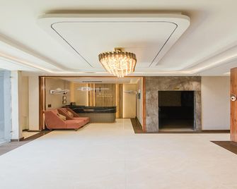 Krishna Residency A Boutique Hotel - Bareilly - Living room