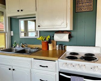Private Lake Cabin Near Twin Cities w/ Dock & Kayaks Vintage Retreat - Cabin 5 - South Haven - Kitchen