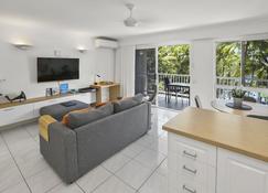 Agincourt Beachfront Apartments - Clifton Beach - Living room