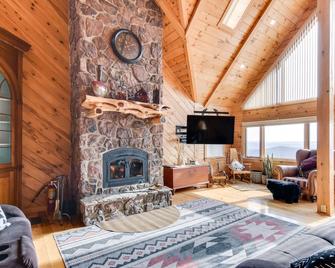 Spacious Howard Cabin w/ Wraparound Deck & Views! - Howard - Sala de estar