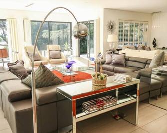 Vaal River Luxury Villa - Vanderbijlpark - Living room