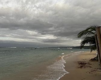 Cozy 1-bedroom in a secure area with private beach - Saint Ann’s Bay - Piscine