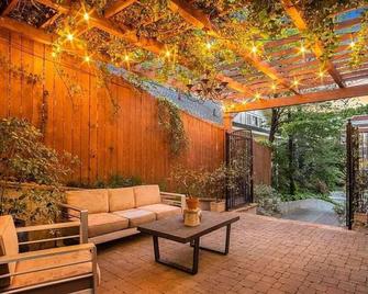 Charming 2-bedroom cottage near Atlanta Beltline and Ponce City Market - Atlanta