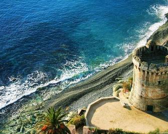 Family house with garden 200m from the beach - Santa-Maria-di-Lota - Edificio