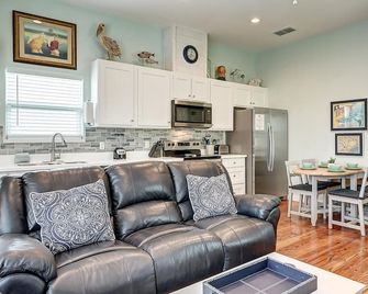 New Turquoise Treehouse Bungalow! - Port Aransas - Living room