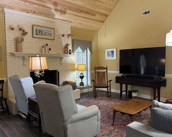 Oxford city limits quiet neighborhood with easy access to the square and campus - Oxford - Living room