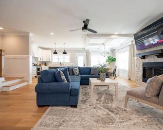 Modern 4br Oasis - Main Level Master + 2 King Beds - Forest - Sala de estar