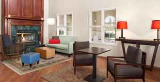 Country Inn & Suites by Radisson, Fort Dodge, IA - Fort Dodge - Living room