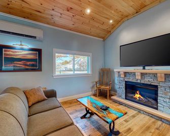 Dog-friendly home with kitchenette - walk to the beach & dining - Ogunquit - Living room