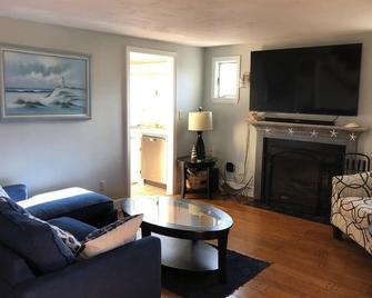 Duxbury Beach Escape - Duxbury - Living room