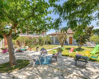 Hotel Les Vieux Acacias - Bégadan - Patio