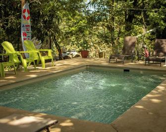 Casa Pura Vida Surf Hostel - Tamarindo Costa Rica - Tamarindo - Pool