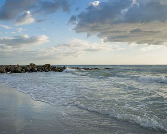 Cottage @ Sunset Beach :: Steps to Beach, Kayak - Treasure Island - Beach