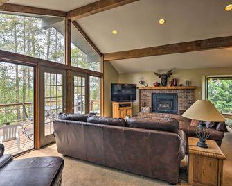 Sprawling Fraser Cabin w/ Private Hot Tub & Deck! - Fraser - Living room
