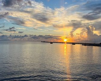 3rd floor unit with Picturesque Ocean View and outdoor seating! - Frederiksted - Vista del exterior