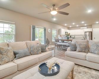 Arkansas Guest Suite with Deck Near Fayetteville! - Fayetteville - Living room