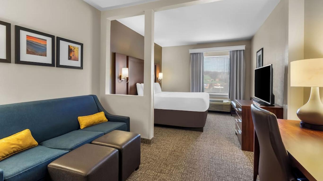 Comfort Suites At Rivergate Mall