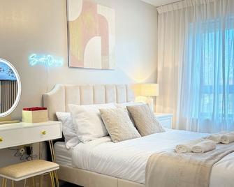 Luxury City Apartment with Jacuzzi & Free Parking - Leeds - Bedroom