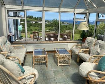 Renvyle 'Heaven Too' is spacious, private. - Renvyle - Huiskamer