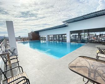 Golden Palace Hotel - Ambon - Pool