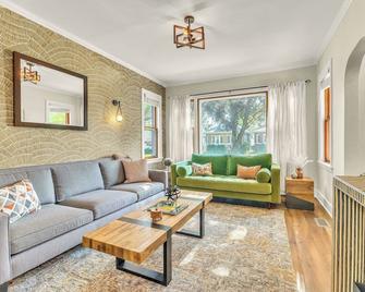 Sleeps 10 + Coffee Bar + Game Room + Train To Chgo - Brookfield - Living room