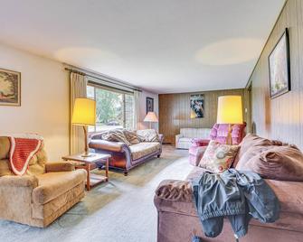 12 Mi to Castle Rock Lake Serene New Lisbon Home! - New Lisbon - Sala de estar