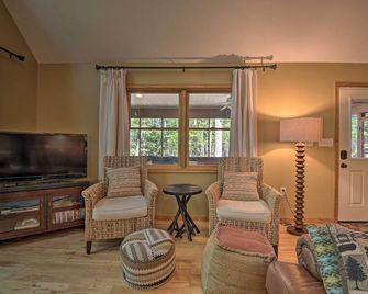 Cacapon River Cabin with Private River Access! - Great Cacapon - Phòng khách