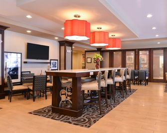 Hampton Inn Potsdam - Potsdam - Bar