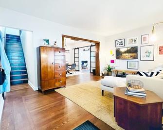 Designer Gem: Victorian 4br/2ba, Gym, Garage - Verona - Living room