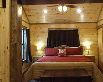 Luxury Honeymoon Cabin Bear Bottoms, Hot Tub, Hammock, Wifi, Indoor fireplace - Broken Bow - Slaapkamer