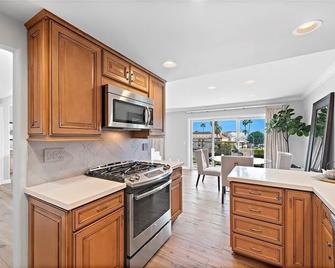 Modern Beach Front, Walk to All, Excellent for Fam - Laguna Beach - Kitchen