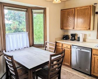 Spacious Downtown 2-bdrm Apartment - Anchorage - Comedor