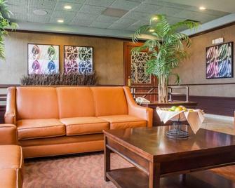 Quality Inn & Suites Riverfront - Oswego - Wohnzimmer