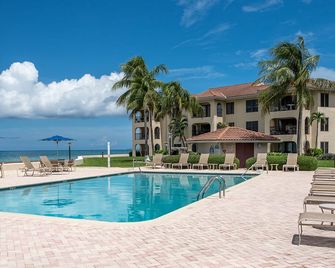 Walkout Oceanfront Seven Mile Beach Condo - George Town - Pool