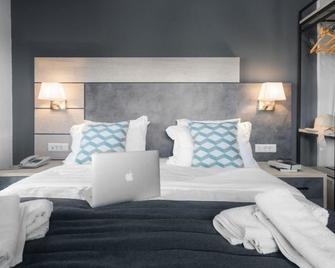 Meliton Inn Hotel & Suites by the beach - Néos Marmarás - Bedroom