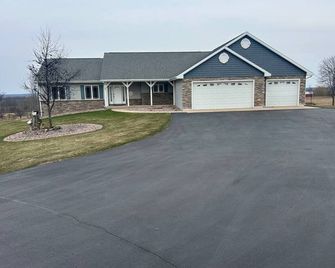 The Lakeview House Hot tub/Games/Stunning Views - Bonduel - Building