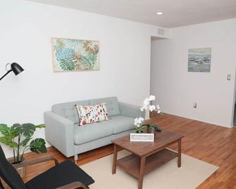 Beautiful Renovated Coral Gabels Apart w/ Parking - Coral Gables