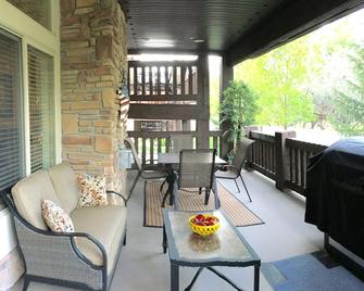 Snowbasin Lakeside Romantic Getaway. Luxuries, Hot Tub, Garage. - Huntsville - Patio