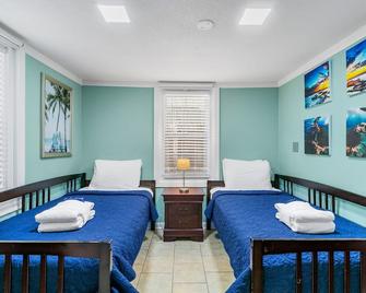 23 Center St - Sunny Side Down - Downstairs Apartment - Folly Beach - Habitación