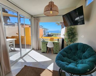 Casa Lucia - Beachfront House - Ensenada - Olohuone