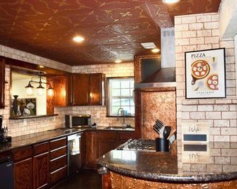 Cozy, Charming & Peaceful 3-bedroom house with AC, WiFi in delightful Beaumont . - Beaumont - Kitchen