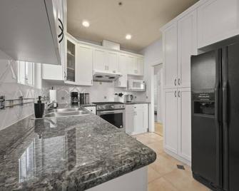 Bright & updated home near Burnaby - Vancouver - Kitchen